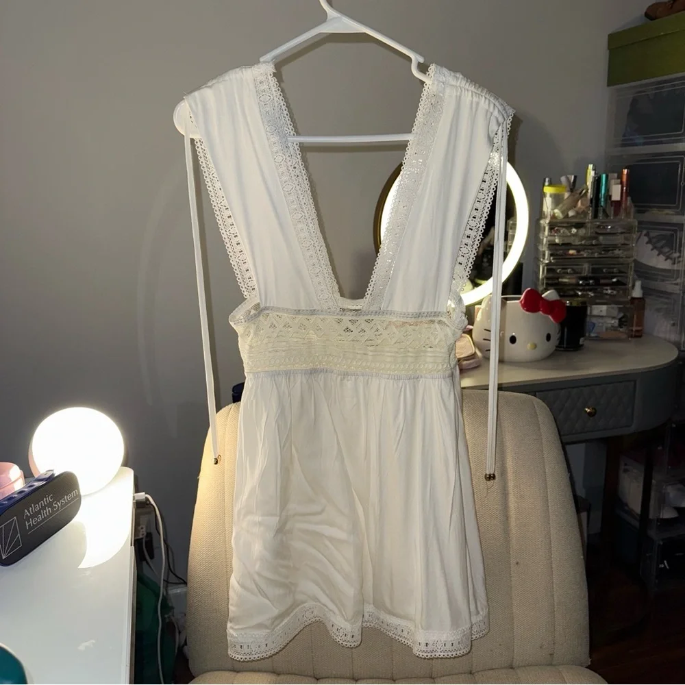 White Plunge Sleeveless Lace Dress - Picture 2 of 11